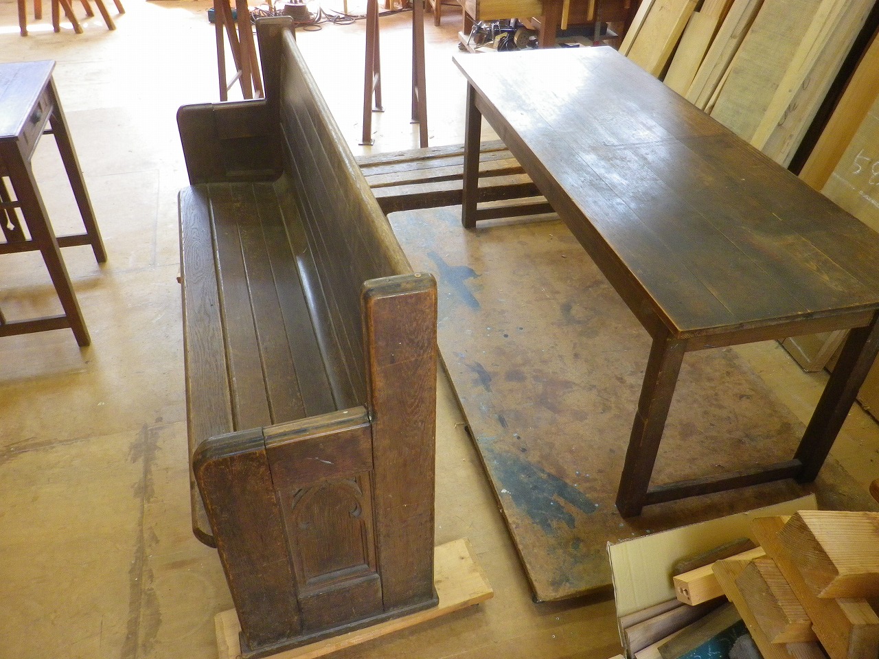 古いベンチ何台かとテーブル