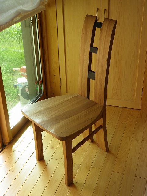 (古彩シリーズ)というらしく、楡（にれ）の木を使った素朴な印象の椅子でした。