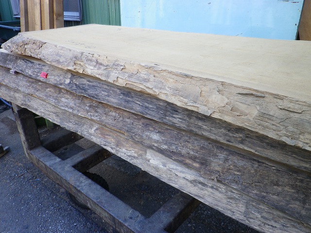 このテーブルの天板は、新木場の伊勢戸銘木店さんが素晴らしい木目の栗の木を用意してくれました。
