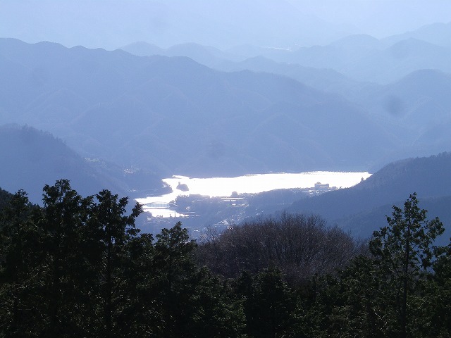 景信山から相模湖を望む。