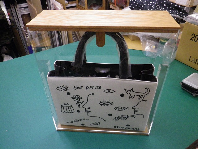 芸術家、草間彌生さんのハンドバッグ
