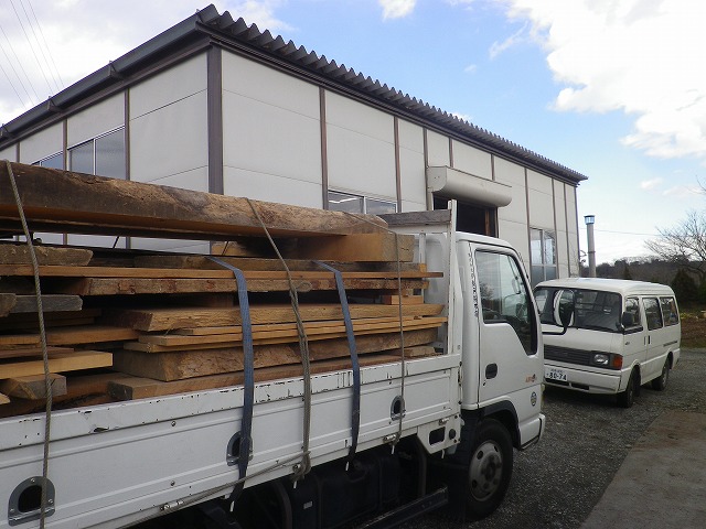 主な材木の運搬は、とても懇意にしている新木場の伊勢戸銘木店さんが手伝ってくれました！