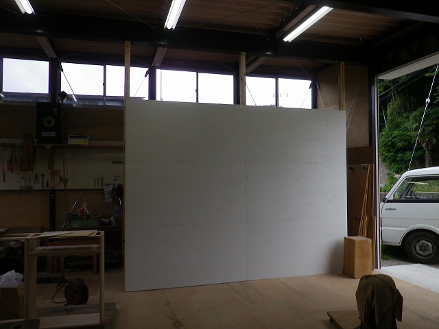 茨城の新工房では、写真撮影用と材料たてを兼用出来る様、白い壁を設置してみました！