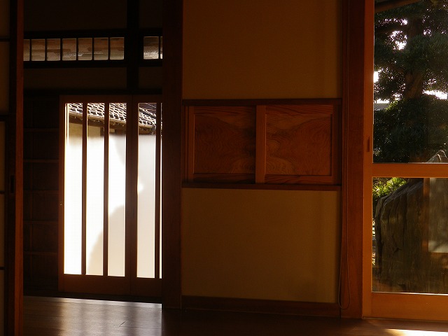 この小さな建具は雨戸をしまい易いように作られていて、昔の和風の家ではよくあったそうです。
