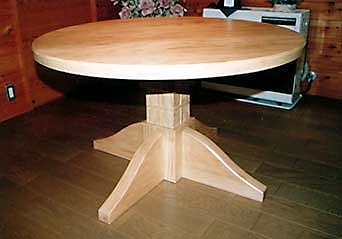 一本脚のパイン丸テーブル、がっしり作りました。