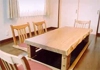 胡桃の一枚板のテーブル