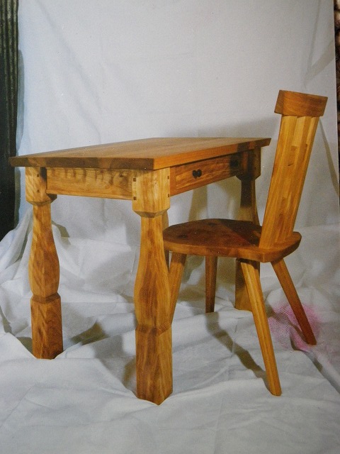 樺の木の机と椅子