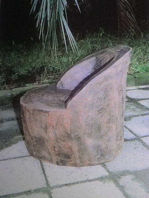 楠の木のチェンソー椅子　原始の椅子