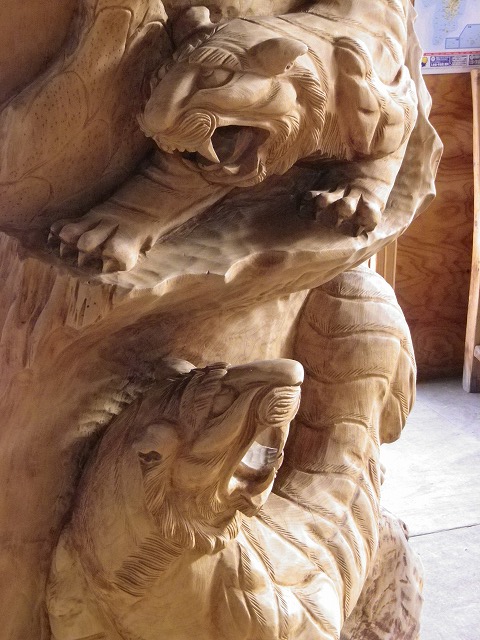 トラの彫刻の補修