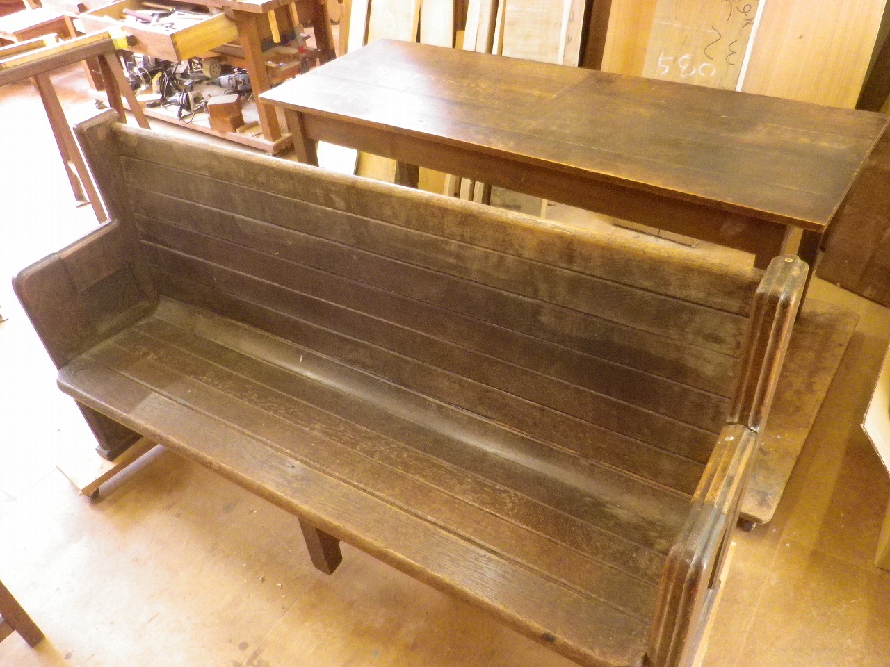 教会の古いベンチと作業台