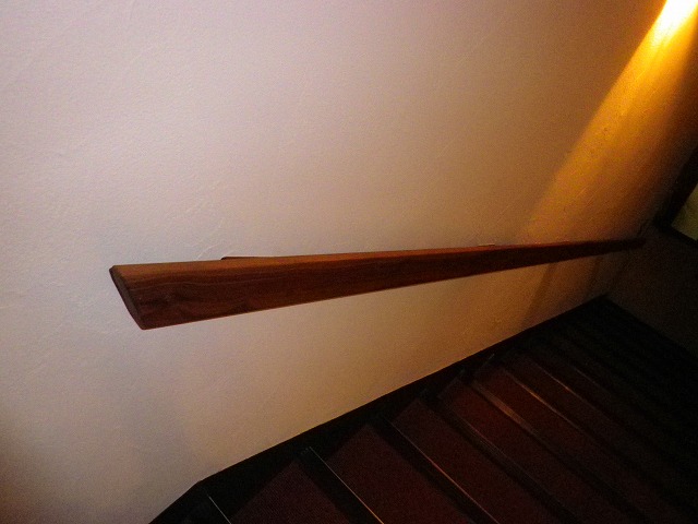 階段の手すり　　材　ウオルナット