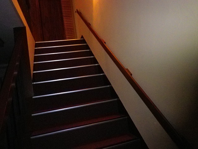 階段の手すり　　材　ウオルナット
