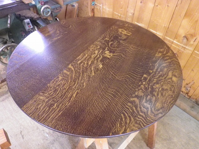 それから　こちらの丸テーブルは楢の柾目材で木目が強いのと弱いのを交互に５枚接ぎ合わせました。　そしてダークブラウンに着色し、ウレタン塗装をしました。