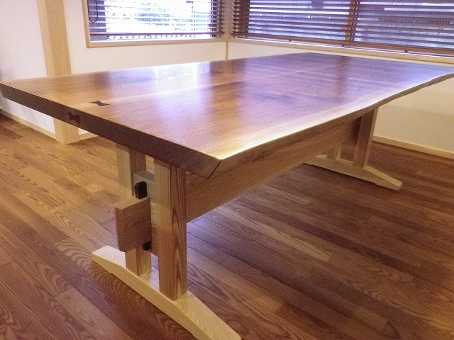 とてもきれいで立派なテーブルが出来上がりました。