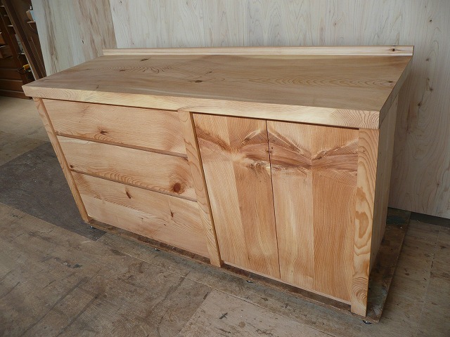 松材の背面食器棚